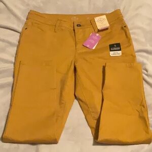 St. John’s Bay skinny leg 10P NWT